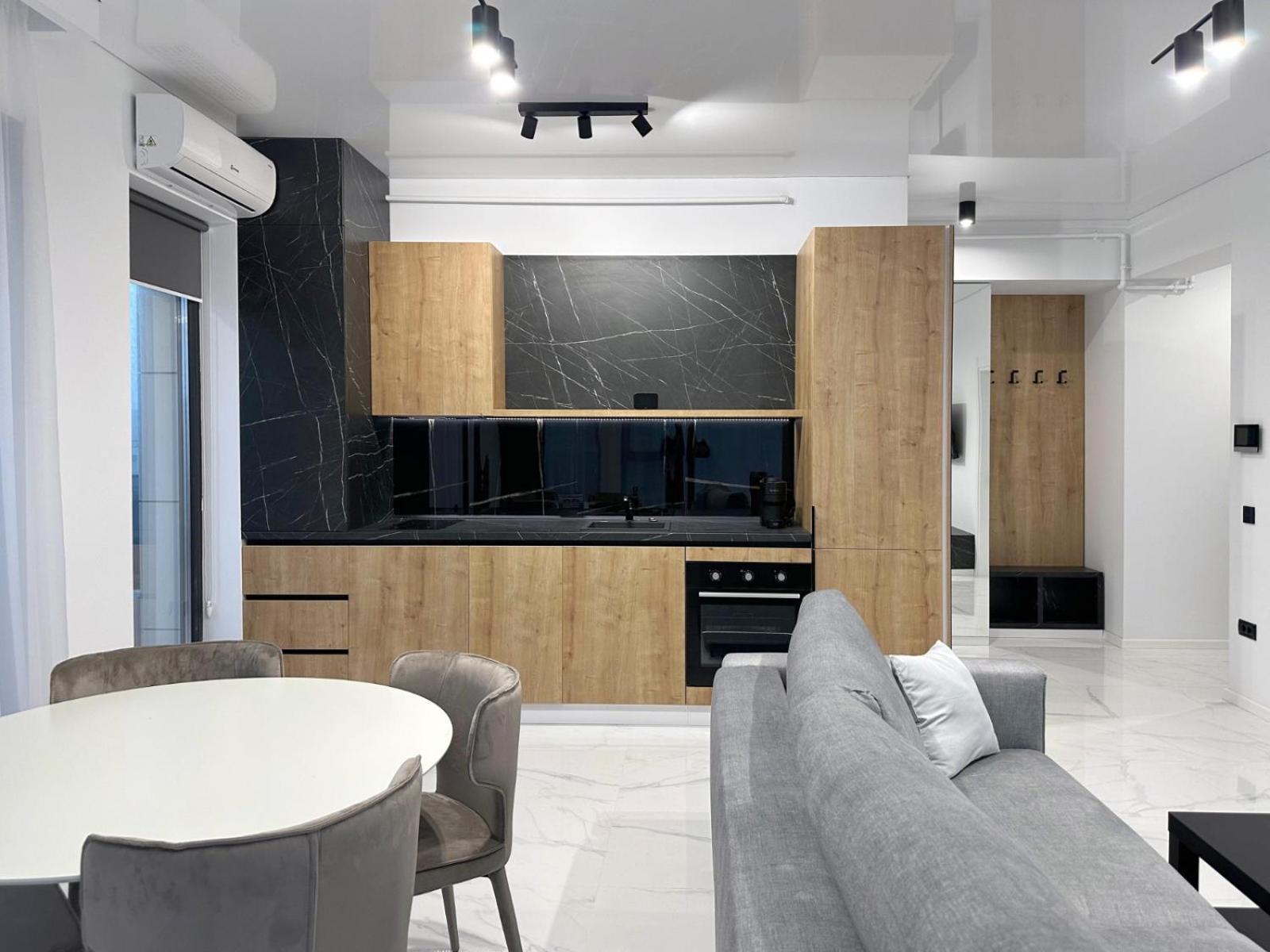 Koya Tower By The Lake Apartments Mamaia Exterior foto